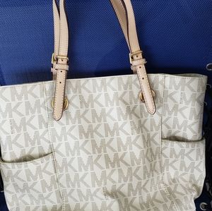 Michael Kors white shoulder bag.